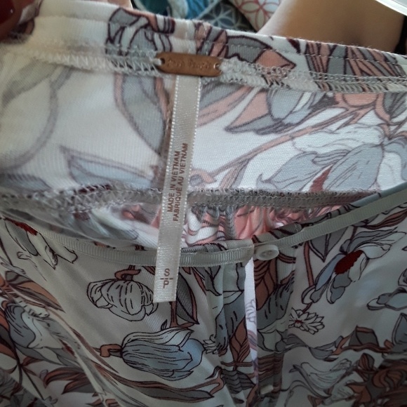 Free People |NWOT Floral Tie Sleeve Hi-low 3/4 Top - Picture 3 of 4